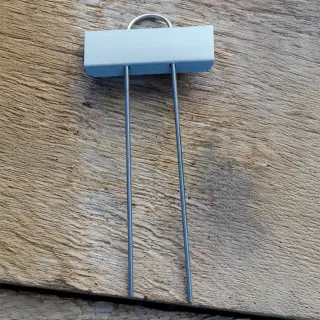 Small plate label with stem